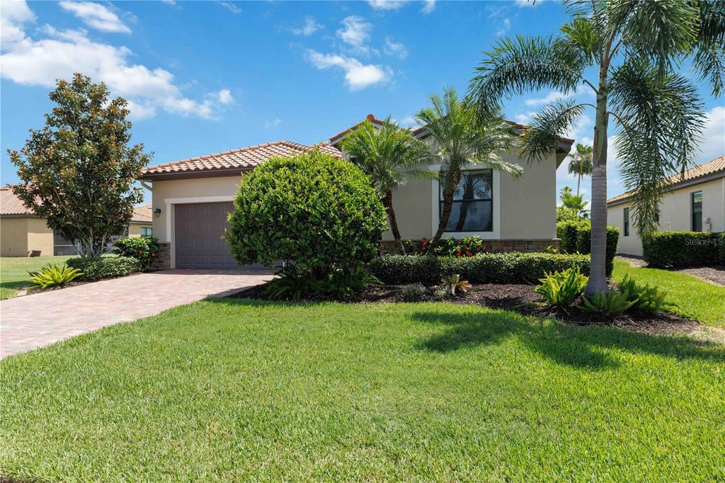 Image 4 of property listing at 6907 QUIET CREEK DRIVE, Bradenton, FL 34212