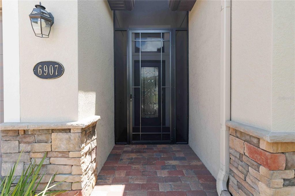 Image 5 of property listing at 6907 QUIET CREEK DRIVE, Bradenton, FL 34212