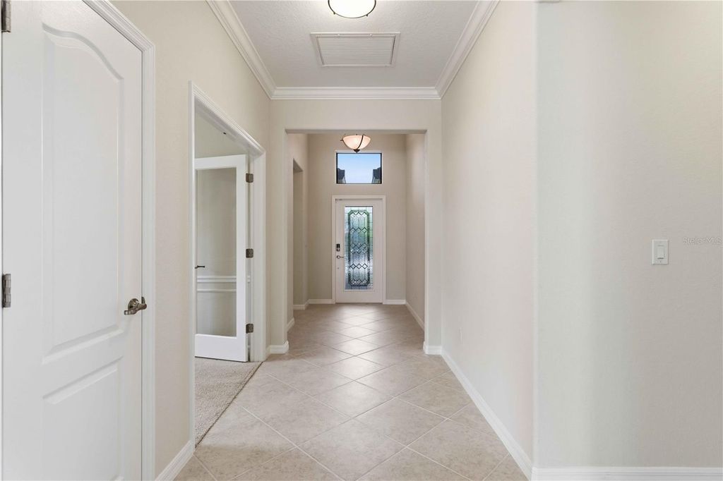 Image 6 of property listing at 6907 QUIET CREEK DRIVE, Bradenton, FL 34212