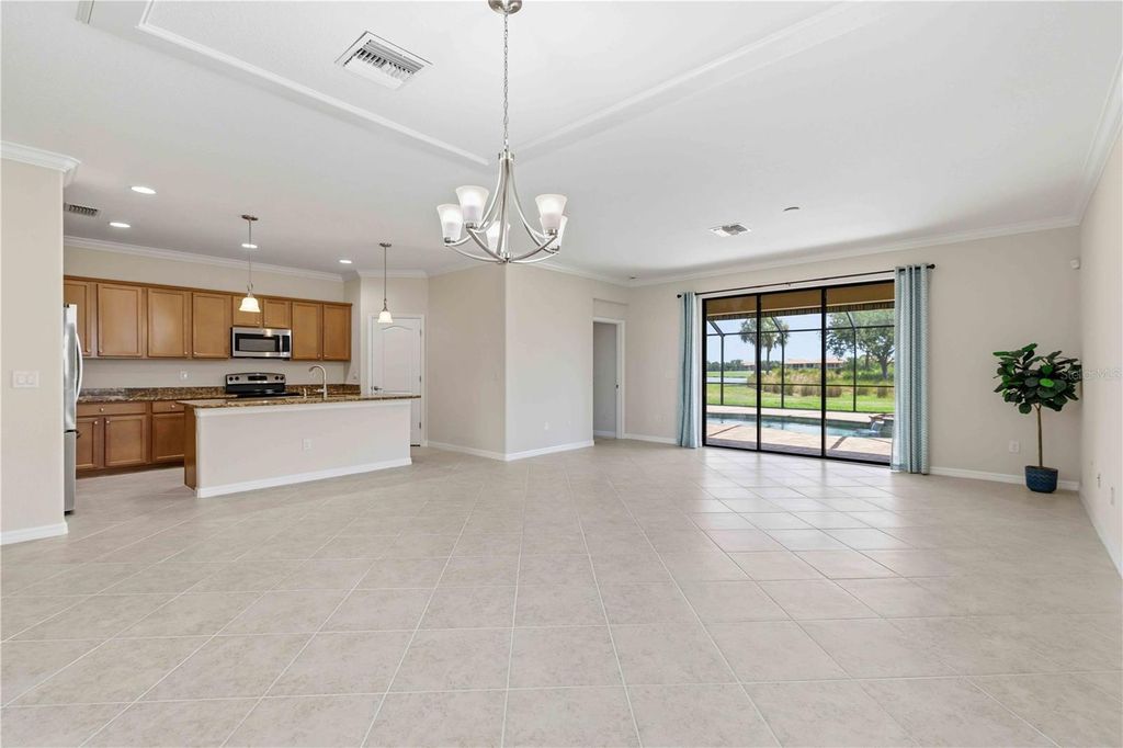 Image 10 of property listing at 6907 QUIET CREEK DRIVE, Bradenton, FL 34212