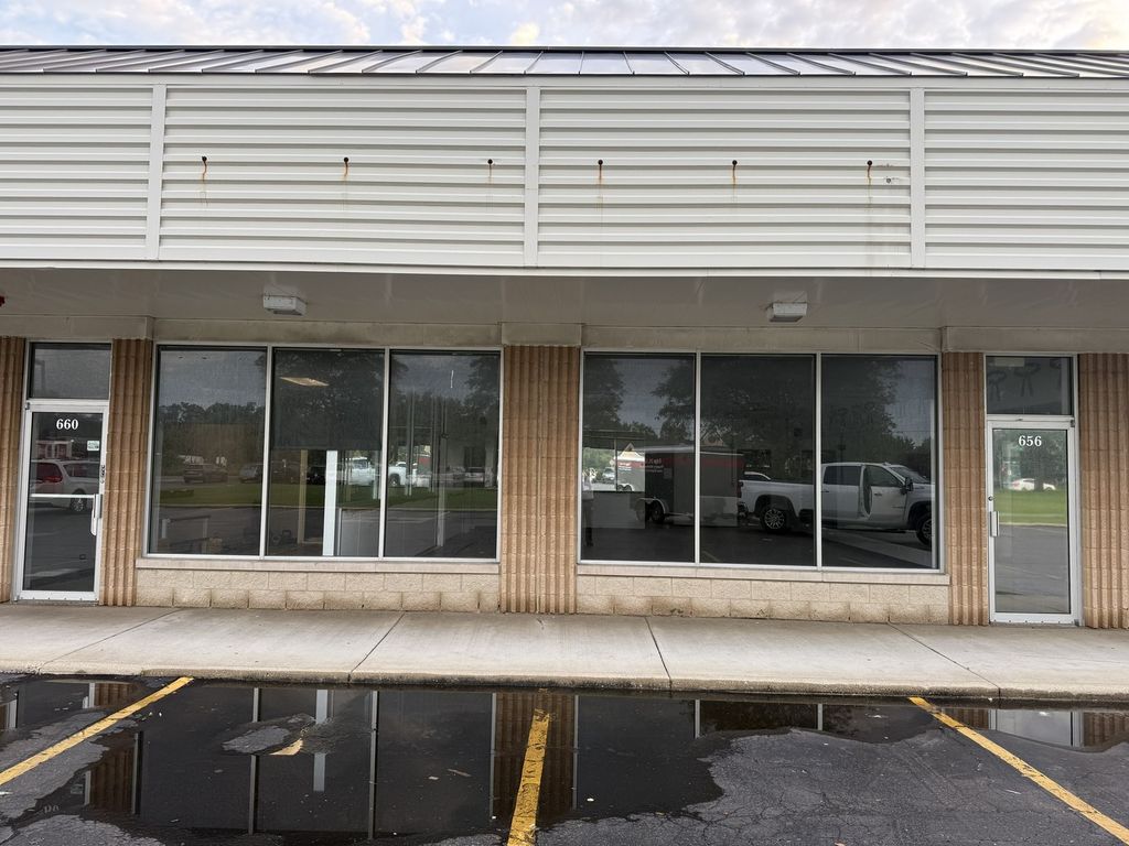 660 W Lake Street, Roselle, IL 60172