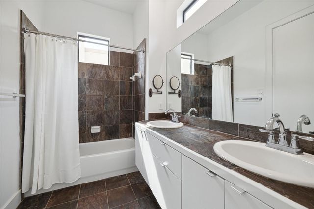 1105 W 21st Street B, Houston, TX 77008