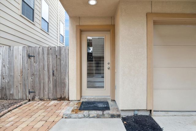 1105 W 21st Street B, Houston, TX 77008