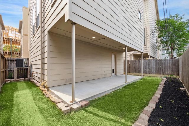1105 W 21st Street B, Houston, TX 77008