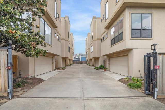1105 W 21st Street B, Houston, TX 77008