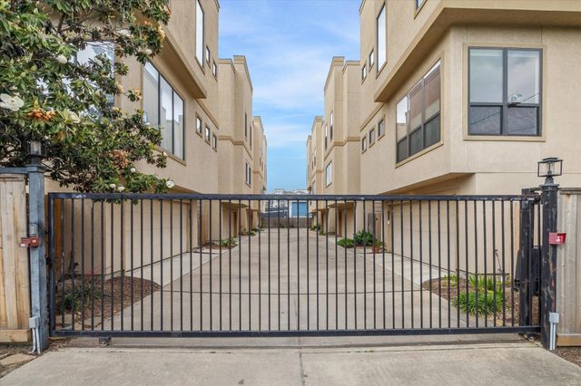 1105 W 21st Street B, Houston, TX 77008
