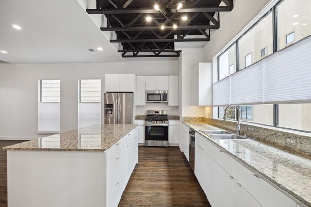 1105 W 21st Street B, Houston, TX 77008