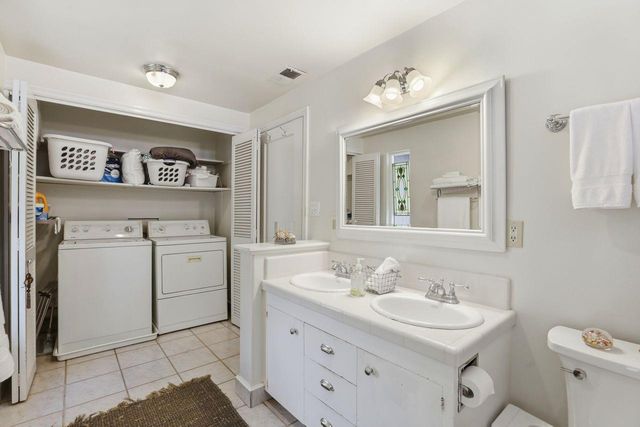 963 Swanston Dr, Sacramento, CA 95818