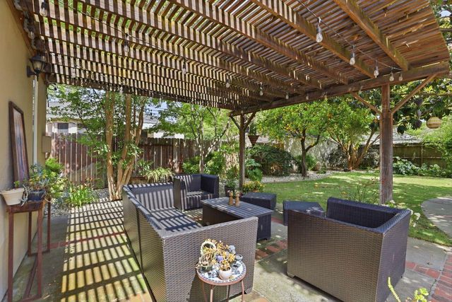 963 Swanston Dr, Sacramento, CA 95818