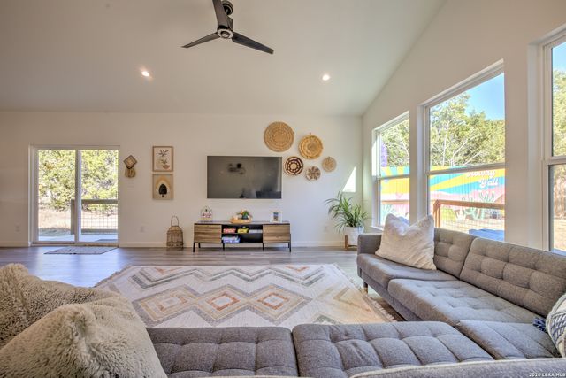 1827 Live Oak, Canyon Lake, TX 78133