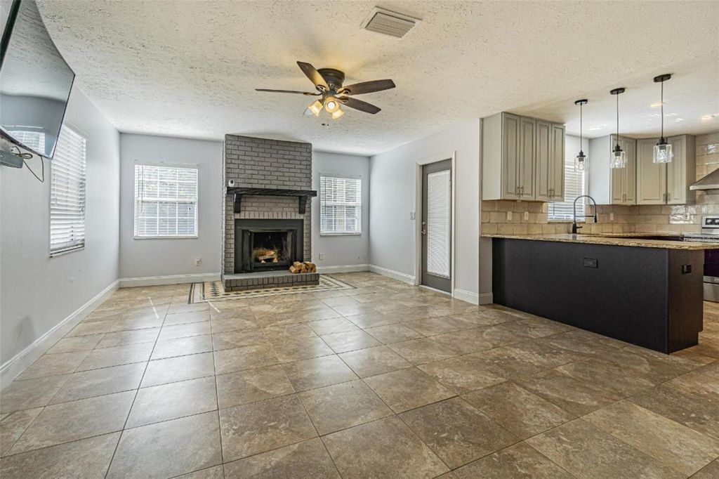 Image 5 of property listing at 3801 DURANT ROAD, Valrico, FL 33596