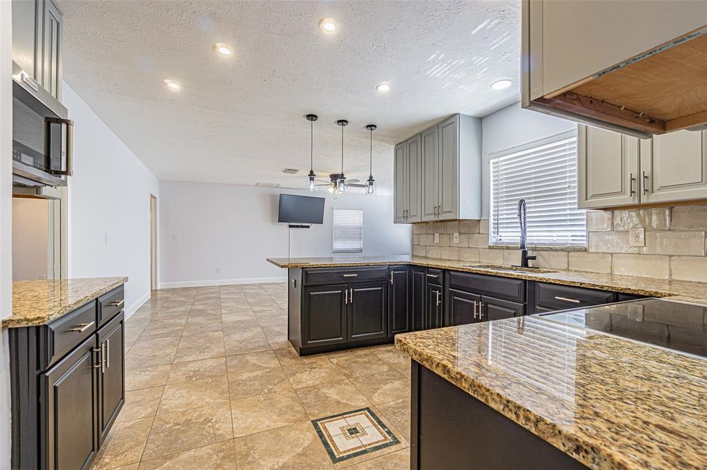 Image 6 of property listing at 3801 DURANT ROAD, Valrico, FL 33596