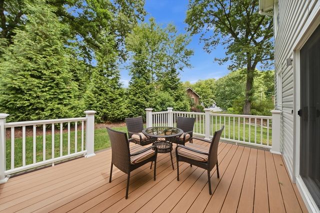 9 Sparhawk Dr, Burlington, MA 01803
