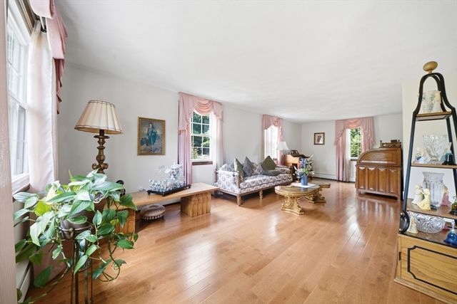 9 Sparhawk Dr, Burlington, MA 01803