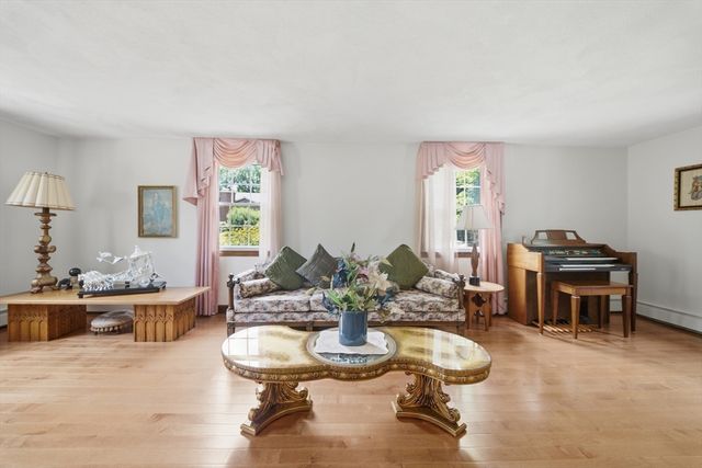 9 Sparhawk Dr, Burlington, MA 01803