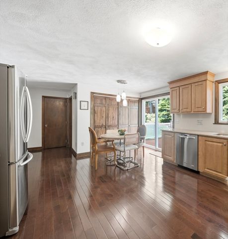 9 Sparhawk Dr, Burlington, MA 01803