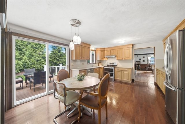 9 Sparhawk Dr, Burlington, MA 01803