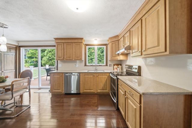 9 Sparhawk Dr, Burlington, MA 01803