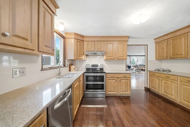9 Sparhawk Dr, Burlington, MA 01803
