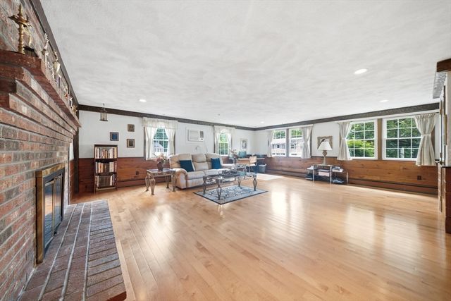 9 Sparhawk Dr, Burlington, MA 01803