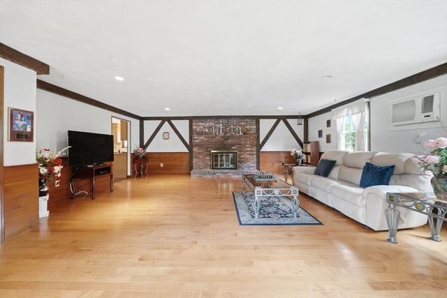 9 Sparhawk Dr, Burlington, MA 01803
