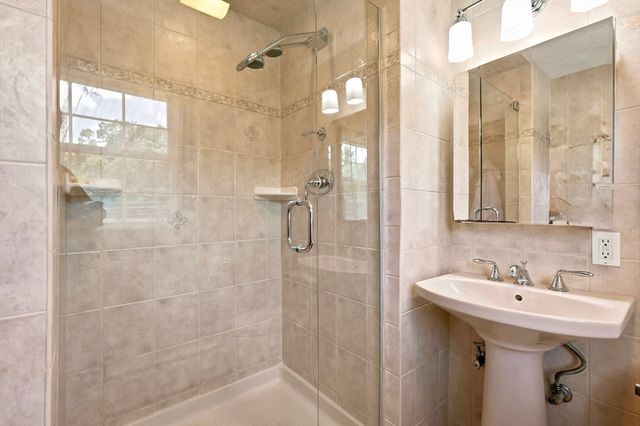 9 Sparhawk Dr, Burlington, MA 01803