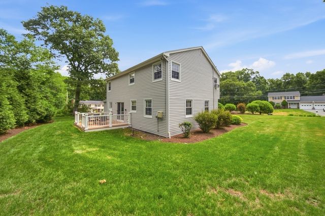 9 Sparhawk Dr, Burlington, MA 01803