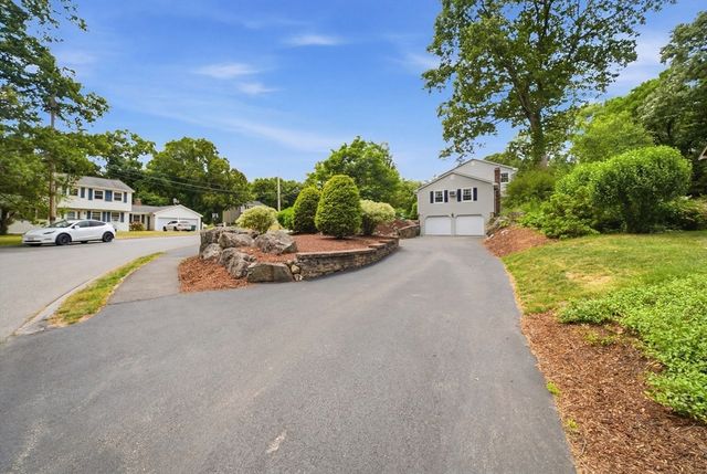 9 Sparhawk Dr, Burlington, MA 01803