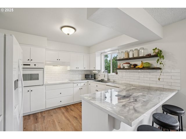 902 Se ATHERTON Ave, Gresham, OR 97080