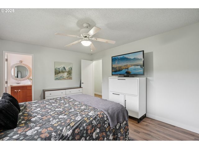 902 Se ATHERTON Ave, Gresham, OR 97080