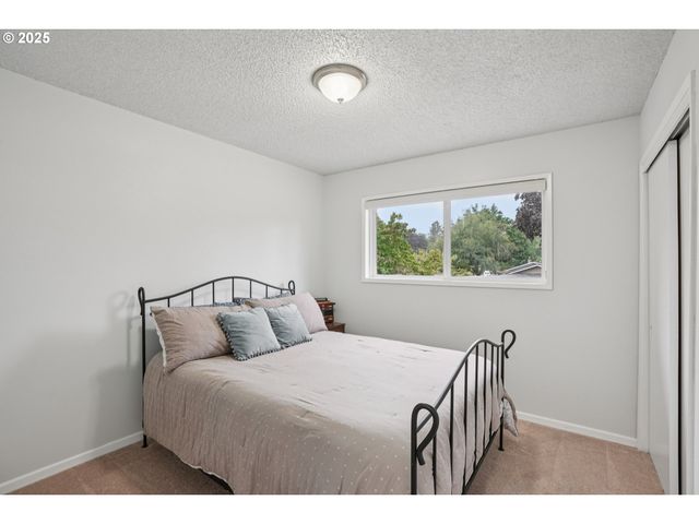 902 Se ATHERTON Ave, Gresham, OR 97080