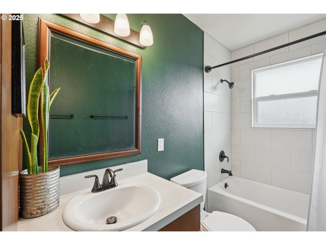 902 Se ATHERTON Ave, Gresham, OR 97080