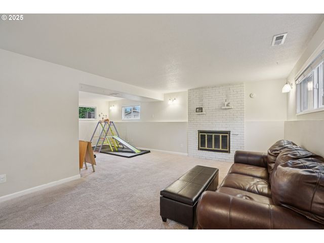 902 Se ATHERTON Ave, Gresham, OR 97080