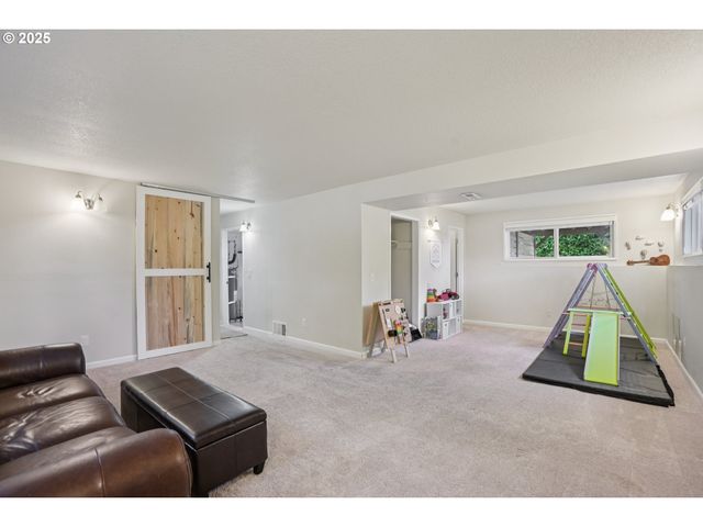 902 Se ATHERTON Ave, Gresham, OR 97080