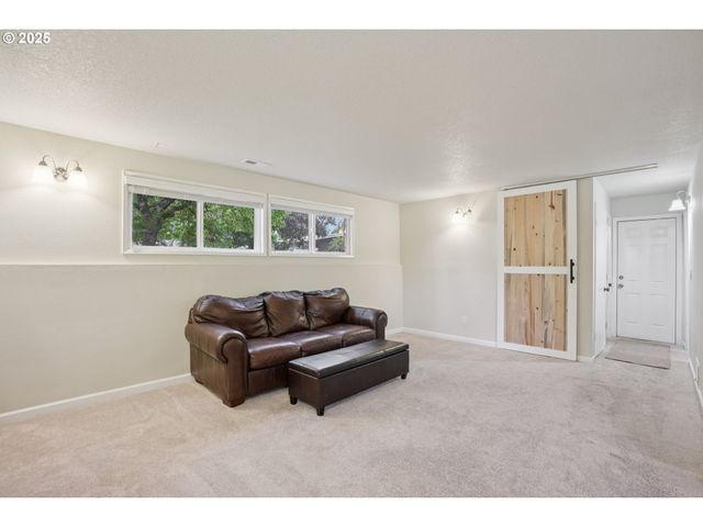 902 Se ATHERTON Ave, Gresham, OR 97080