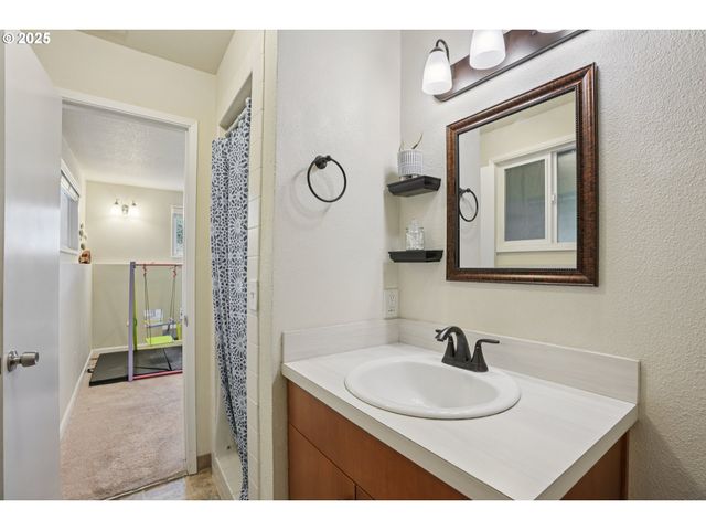 902 Se ATHERTON Ave, Gresham, OR 97080