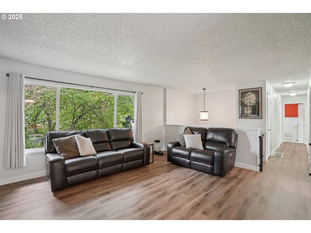 902 Se ATHERTON Ave, Gresham, OR 97080