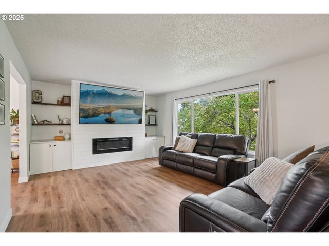 902 Se ATHERTON Ave, Gresham, OR 97080