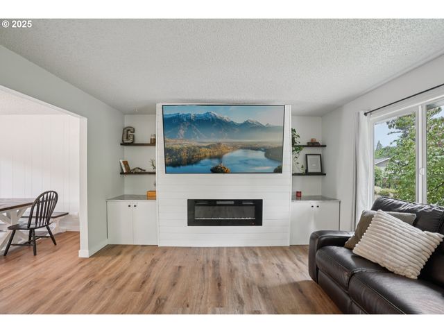 902 Se ATHERTON Ave, Gresham, OR 97080