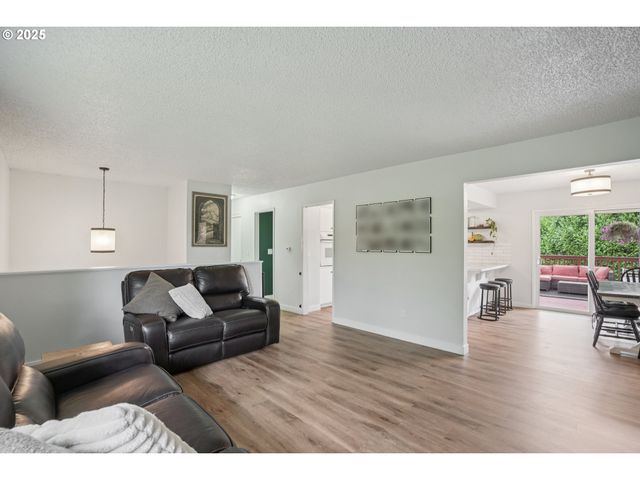 902 Se ATHERTON Ave, Gresham, OR 97080