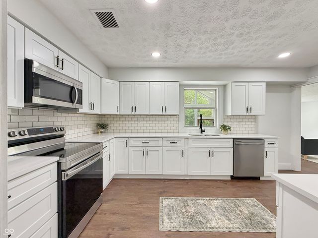 8050 W Oak Street, Zionsville, IN 46077