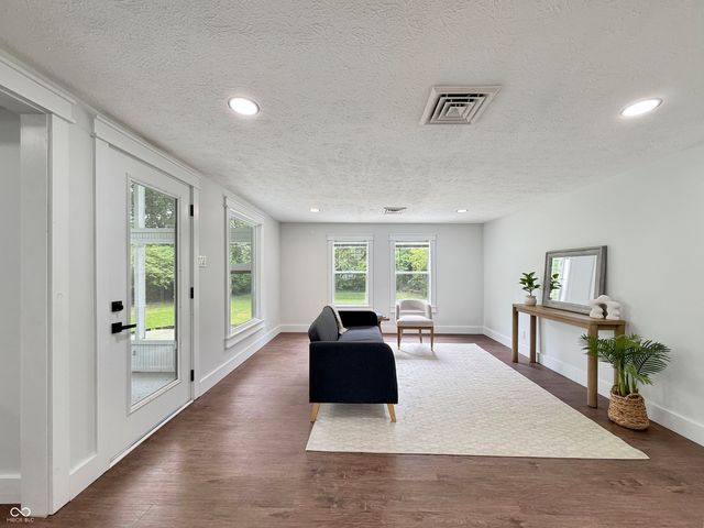 8050 W Oak Street, Zionsville, IN 46077