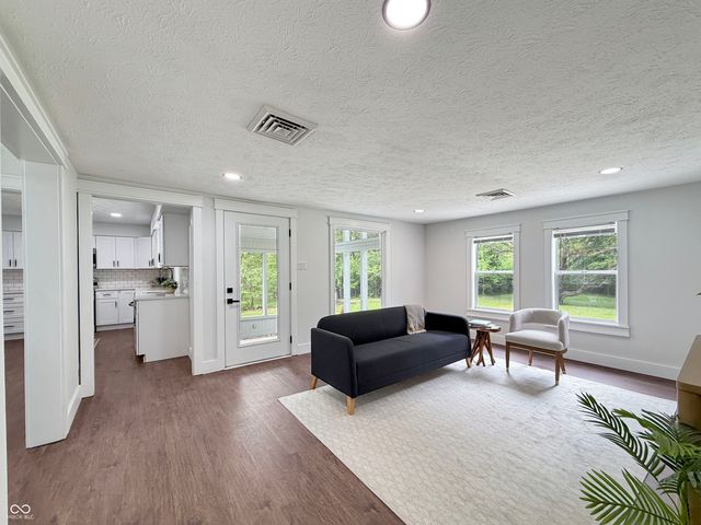 8050 W Oak Street, Zionsville, IN 46077