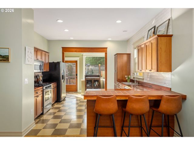 2624 Se CLINTON St, Portland, OR 97202