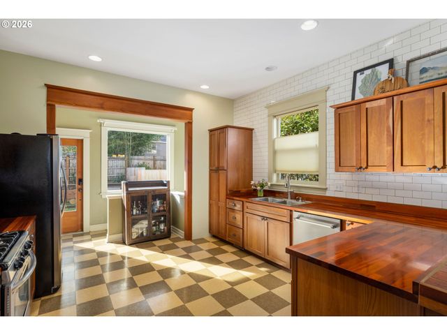 2624 Se CLINTON St, Portland, OR 97202