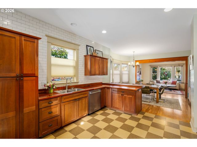 2624 Se CLINTON St, Portland, OR 97202