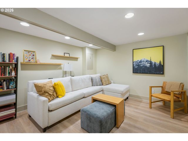 2624 Se CLINTON St, Portland, OR 97202