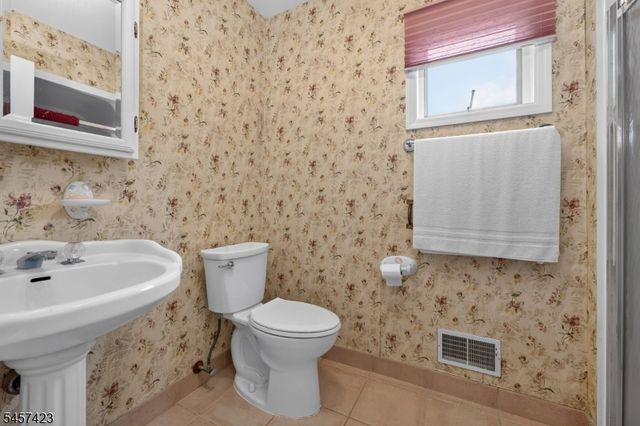 9 Woods Edge Ct, White Twp., NJ 07823