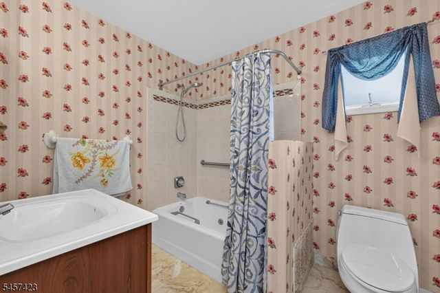 9 Woods Edge Ct, White Twp., NJ 07823