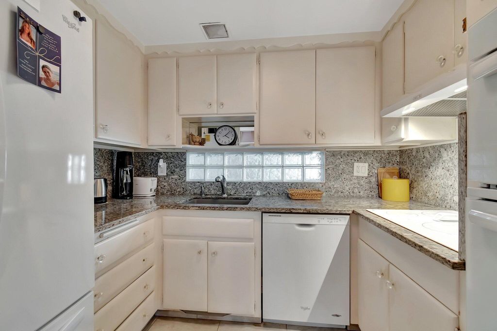 Image 18 of property listing at 2711 S Ocean 0020 Boulevard 2, Highland Beach, FL 33487